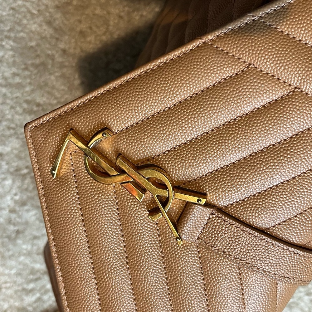 YSL envelope triquilt shoulder bag in grained leather medium size - Picture 8 of 16
